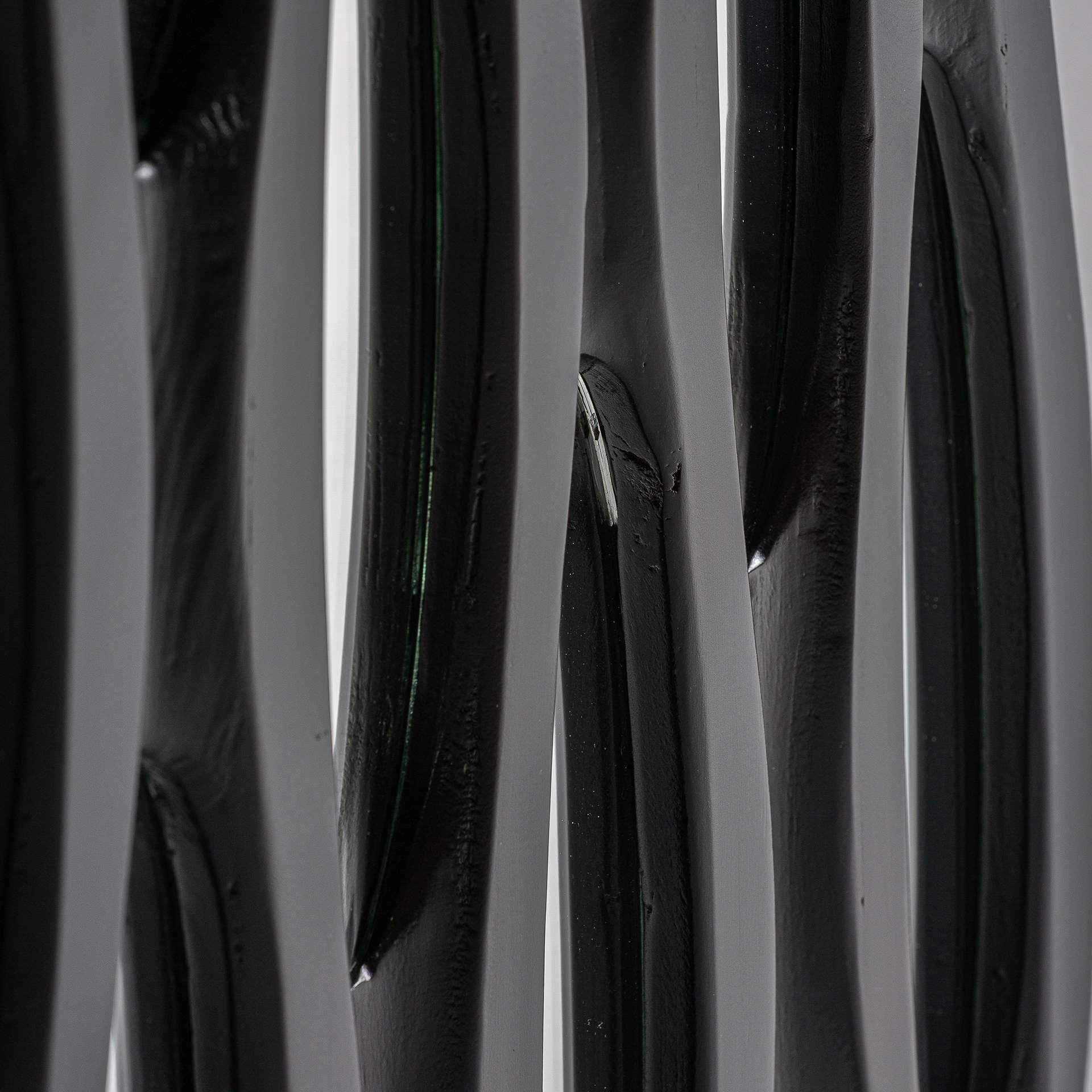 Espejo Riley de estilo contemporáneo fabricado en madera dm en color negro combinado con espejo.