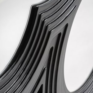 Espejo riley de estilo contemporáneo fabricado en madera abedul en color negro combinado con espejo.