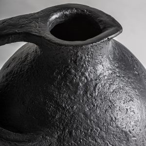 Jarrón riley de estilo contemporáneo fabricado en resina en color negro.