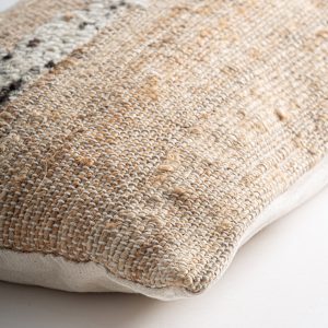 Cojín mittet en color tonos en marrón de estilo boho. Fabricado en yute combinado con lana y fibra natural. Producto desenfundable.