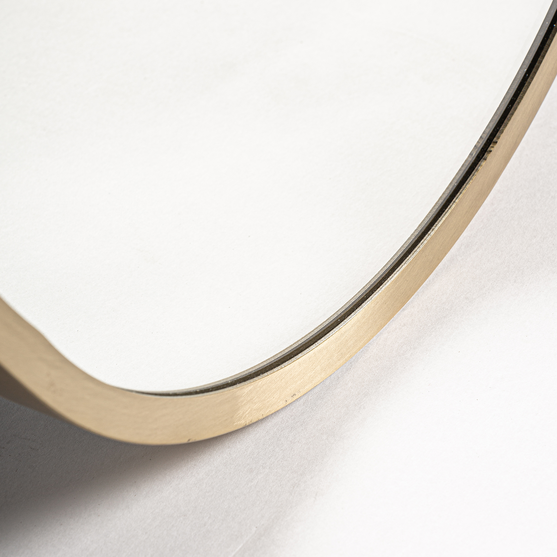 Espejo Vereide de estilo art deco fabricado en acero en color oro combinado con espejo.