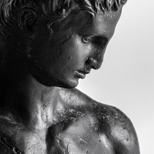 Busto helios de estilo provenzal fabricado en resina en color negro.