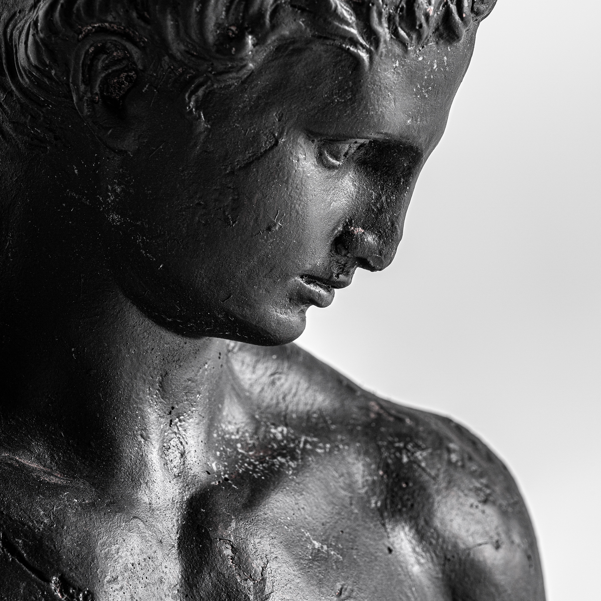 Busto helios de estilo provenzal fabricado en resina en color negro.