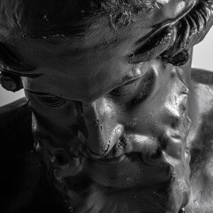 Busto crono de estilo provenzal fabricado en resina en color negro.