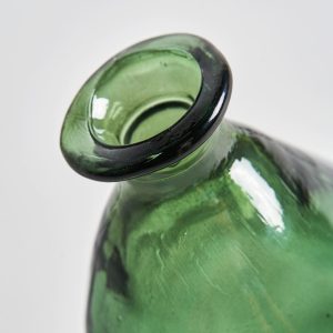 Jarrón aike de estilo vintage fabricado en vidrio en color verde.