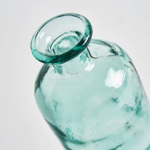 Jarrón ailen de estilo vintage fabricado en vidrio en color transparente.