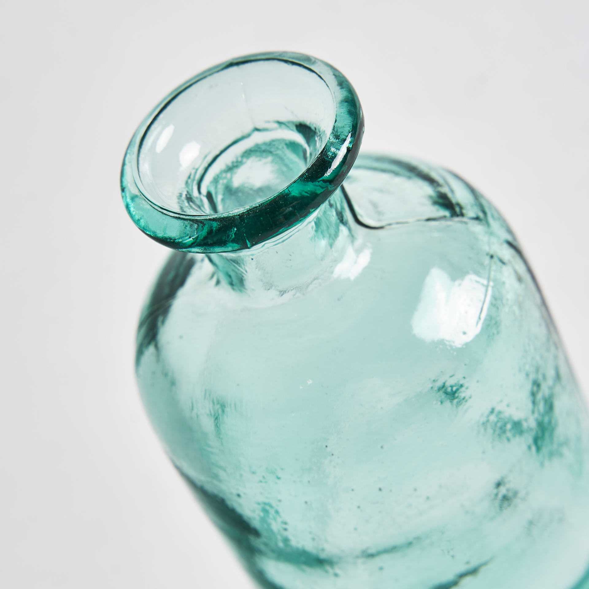 Jarrón ailen de estilo vintage fabricado en vidrio en color transparente.