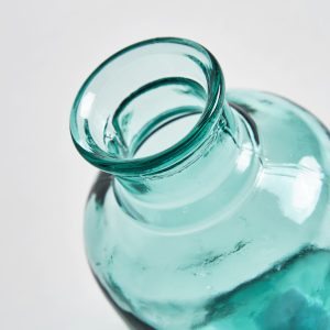 Jarrón ailen de estilo vintage fabricado en vidrio en color transparente.