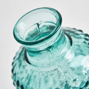 Jarrón ailen de estilo vintage fabricado en vidrio en color transparente.