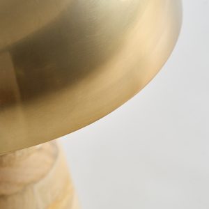 Lámpara de sobremesa kelly en color crema oro de estilo art deco. Fabricado en latón combinado con madera de mango. Producto desmontable.