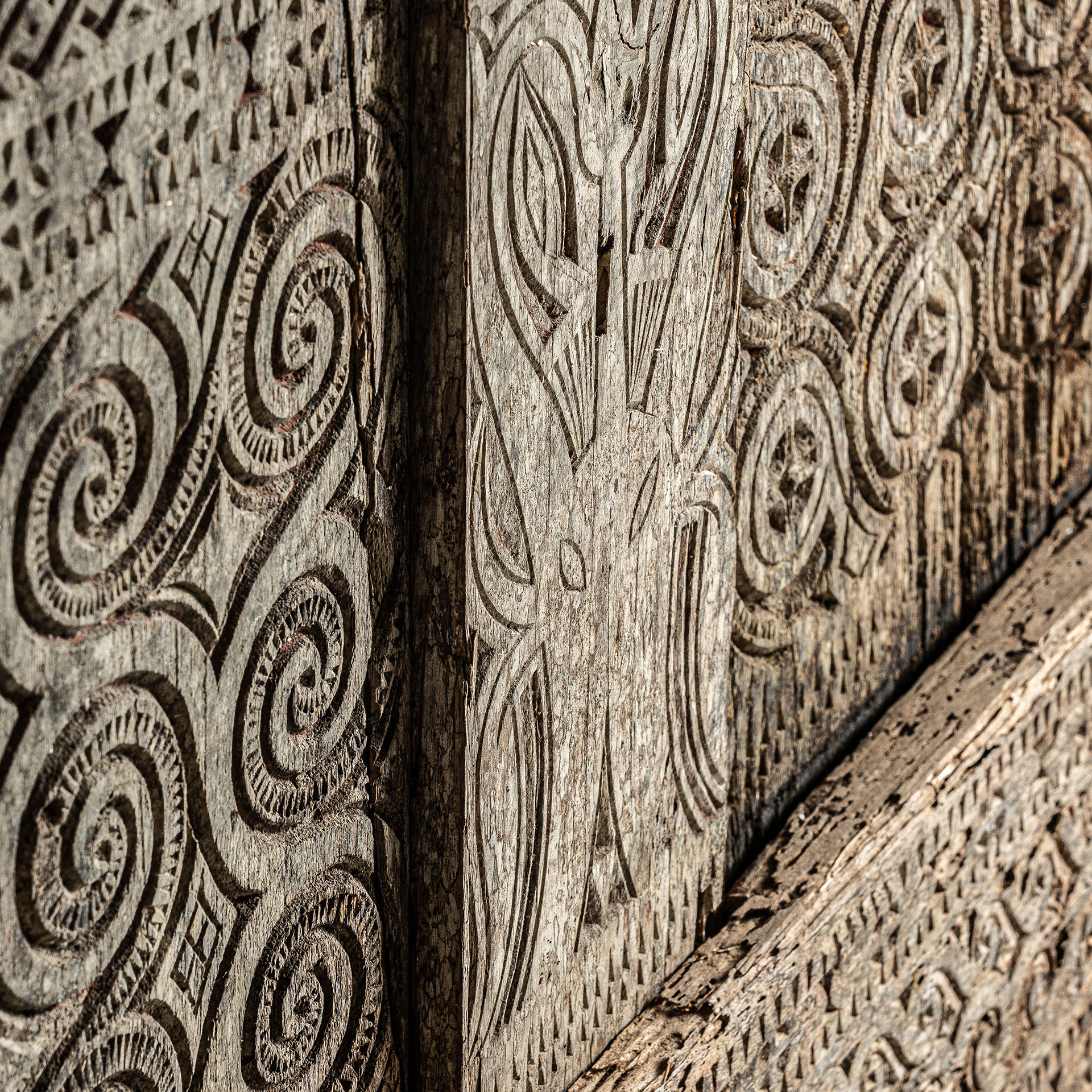 Panel decorativo en color marrón de estilo oriental. Fabricado en madera tropical.