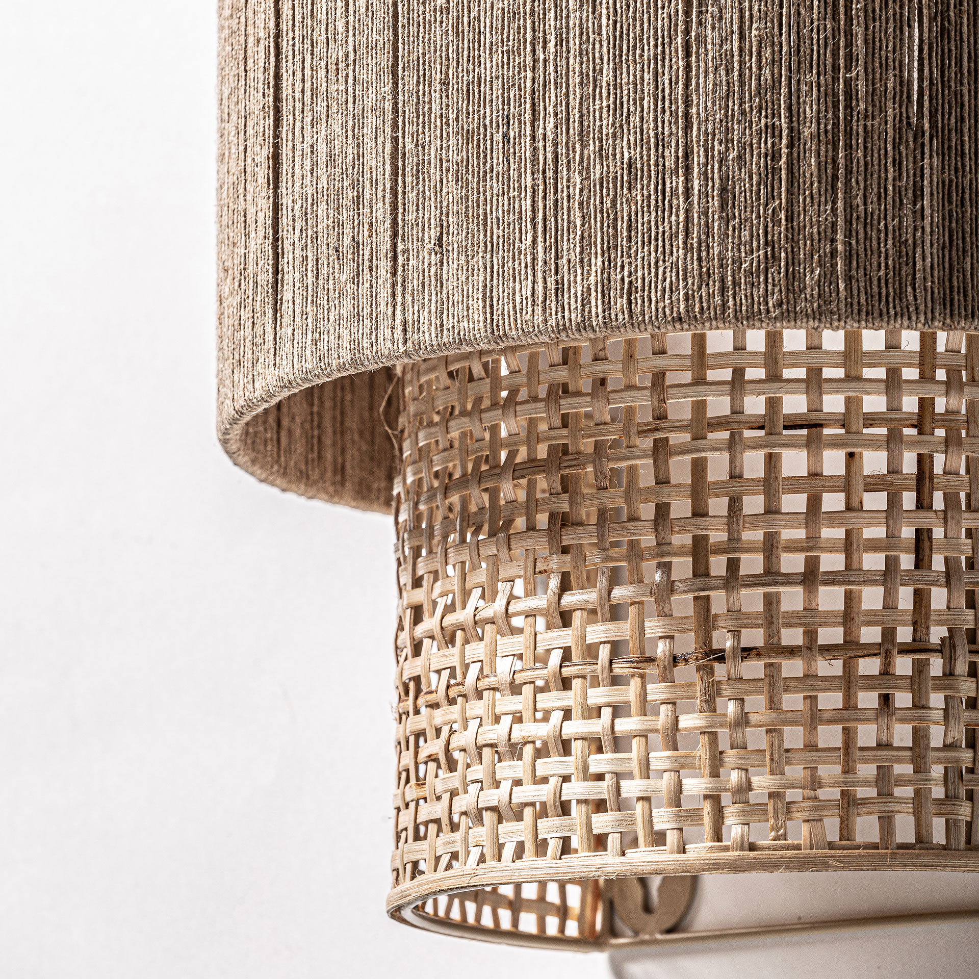 Aplique kaola de estilo boho fabricado en hierro en color marrón combinado con yute y cuerda.