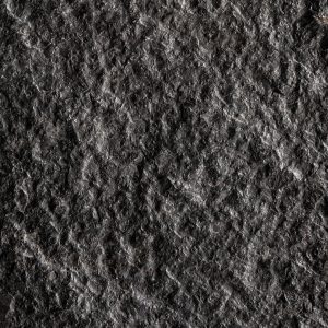 Escultura stone de estilo étnico fabricado en piedra en color negra combinado con hierro en color negro. Producto desmontable.