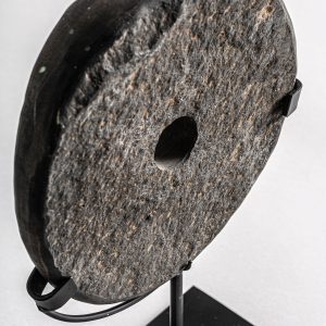 Figura decorativa seoane de estilo nórdico fabricado en piedra en color tonos oscuros combinado con hierro en color negro. Producto desmontable.