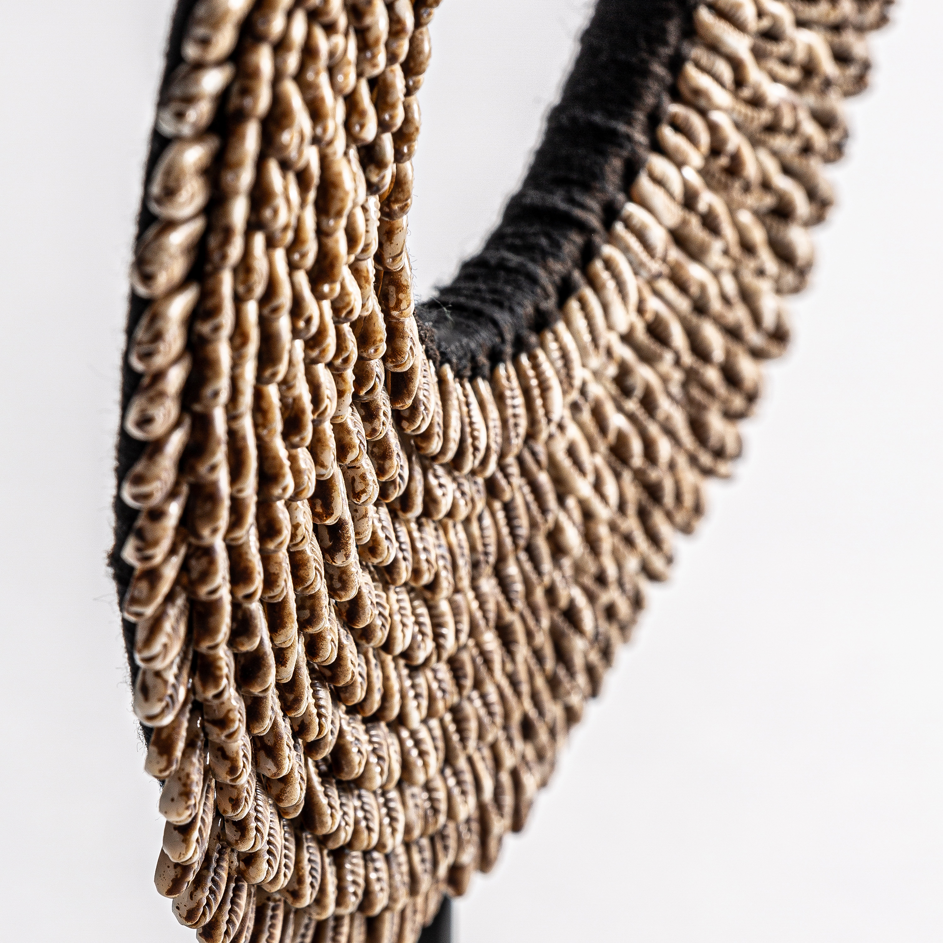 Figura decorativa seoane de estilo nórdico fabricado en hierro en color negro combinado con concha en color marfil. Producto desmontable.