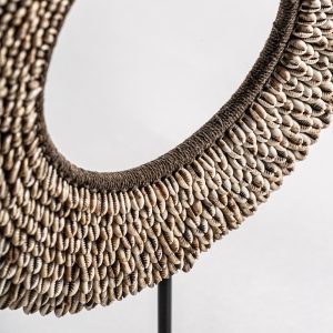 Figura decorativa janha de estilo étnico fabricado en hierro en color negro combinado con concha en color tonos en marrón. Producto desmontable.