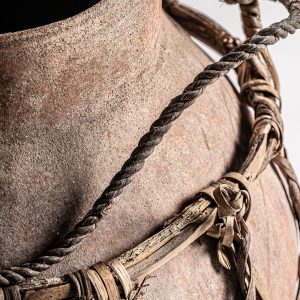 Jarrón deodhe de estilo clásico fabricado en terracota en color tonos en marrón.