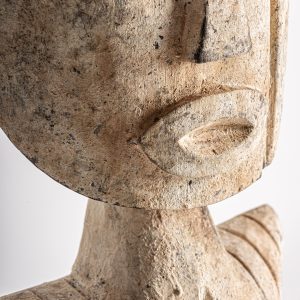 Figura decorativa barak de estilo étnico fabricado en madera tropical en color marrón combinado con hierro en color negro.