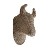 Figura decorativa toro de estilo boho fabricado en fibra natural en color marrón.