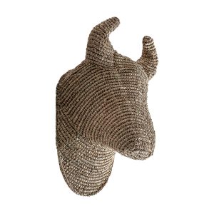 Figura decorativa toro de estilo boho fabricado en fibra natural en color marrón.