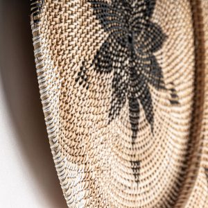 Plato decorativo de estilo boho fabricado en ratán en color tonos en marrón.