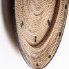 Plato decorativo de estilo boho fabricado en ratán en color tonos en marrón.