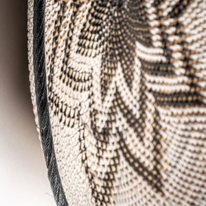 Plato decorativo de estilo boho fabricado en ratán en color beige.