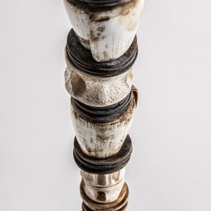 Figura decorativa de estilo étnico fabricado en hierro en color marrón combinado con concha en color tonos en marrón.