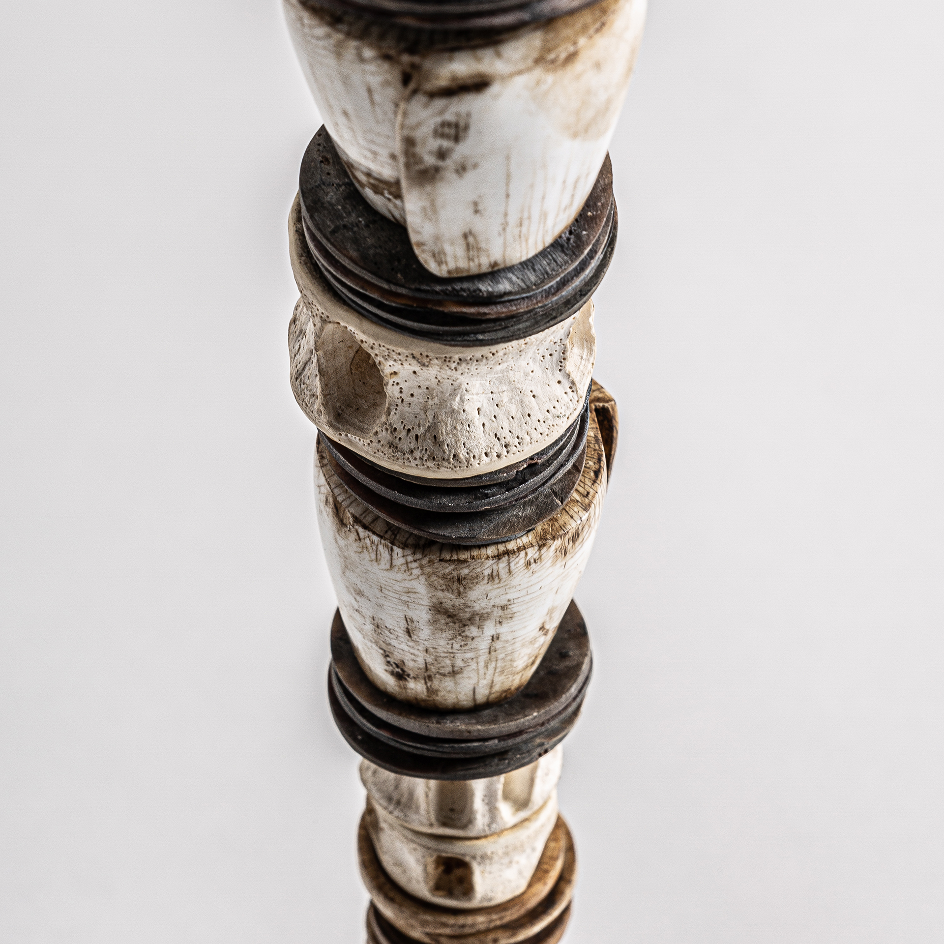 Figura decorativa de estilo étnico fabricado en hierro en color marrón combinado con concha en color tonos en marrón.