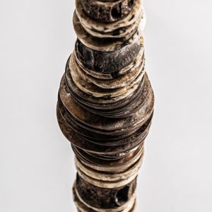 Figura decorativa de estilo étnico fabricado en hierro en color negro combinado con concha en color tonos en marrón.