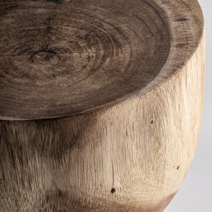 Mesa auxiliar rimini de estilo contemporáneo fabricado en madera suar en color marrón.