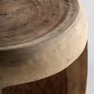 Mesa auxiliar krania de estilo étnico fabricado en madera suar en color marrón.