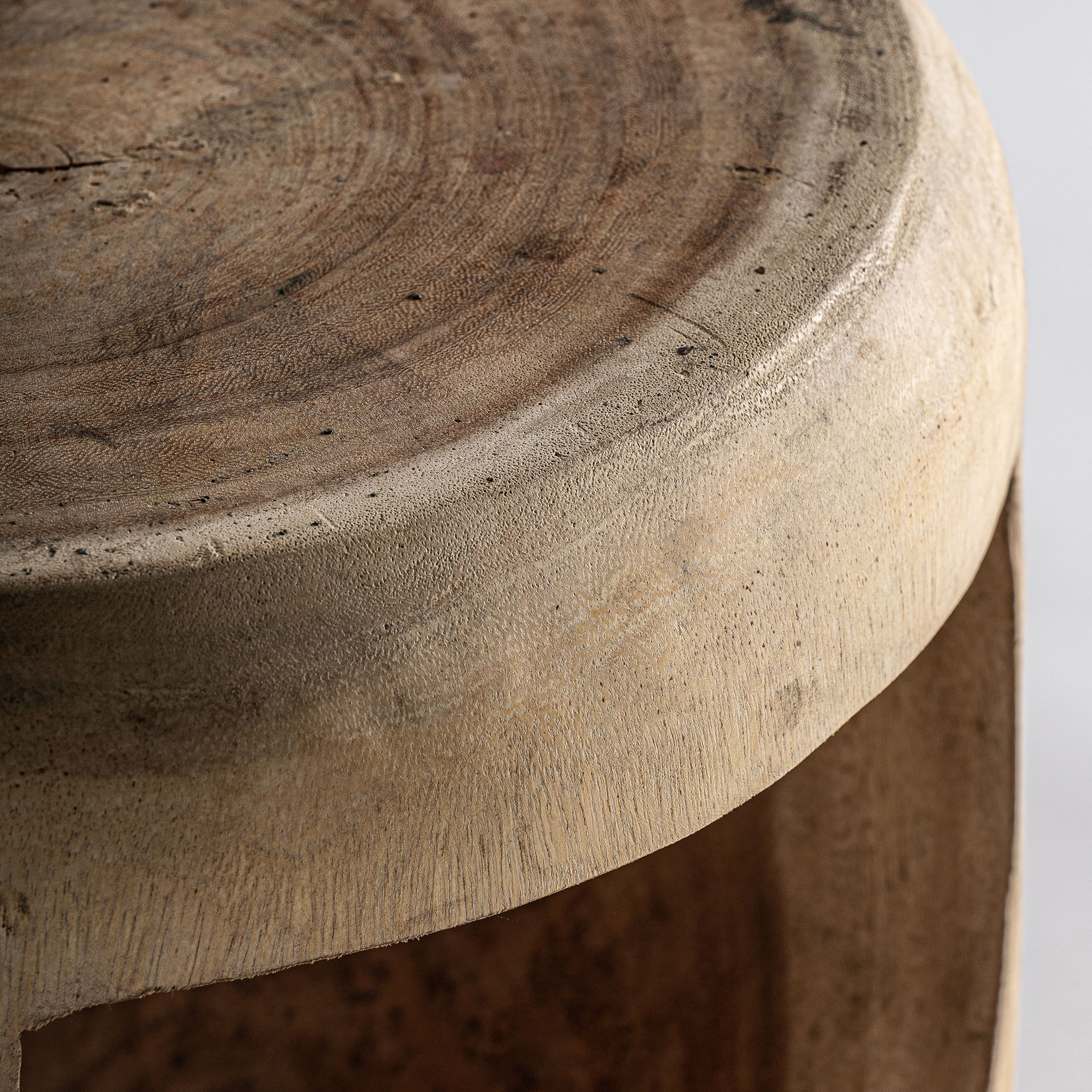 Mesa auxiliar krania de estilo étnico fabricado en madera suar en color marrón.