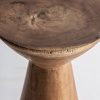 Mesa auxiliar terlano de estilo étnico fabricado en madera suar en color marrón.