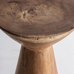 Mesa auxiliar terlano de estilo étnico fabricado en madera suar en color marrón.