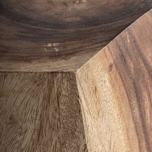 Mesa auxiliar rimini de estilo étnico fabricado en madera suar en color marrón.