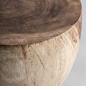 Mesa auxiliar rimini de estilo étnico fabricado en madera suar en color marrón.