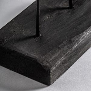 Busto gabriela de estilo contemporáneo fabricado en terracota en color gris combinado con madera en color negro.