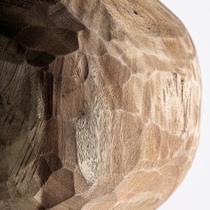 Escultura hasan de estilo contemporáneo fabricado en madera de teka en color tonos en marrón con acabado natural.