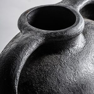 Jarrón ibor en color negro de estilo contemporáneo. Fabricado en terracota.