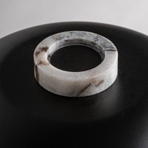 Lámpara de sobremesa de estilo art deco fabricado en mármol en color blanco combinado con hierro en color negro con acabado mate. Producto desmontable.