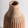 Jarrón aike de estilo contemporáneo fabricado en arcilla en color marrón claro con acabado envejecido.