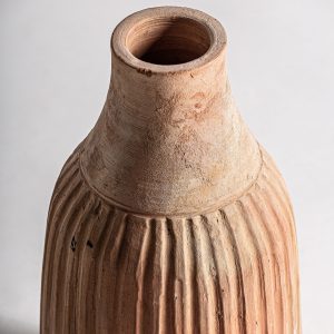Jarrón aike de estilo contemporáneo fabricado en arcilla en color marrón claro con acabado envejecido.