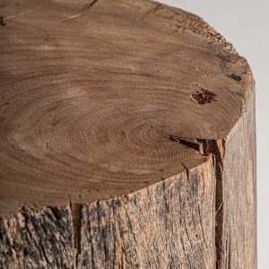 Peana Malung de estilo rústico fabricado en madera tropical en color marrón.