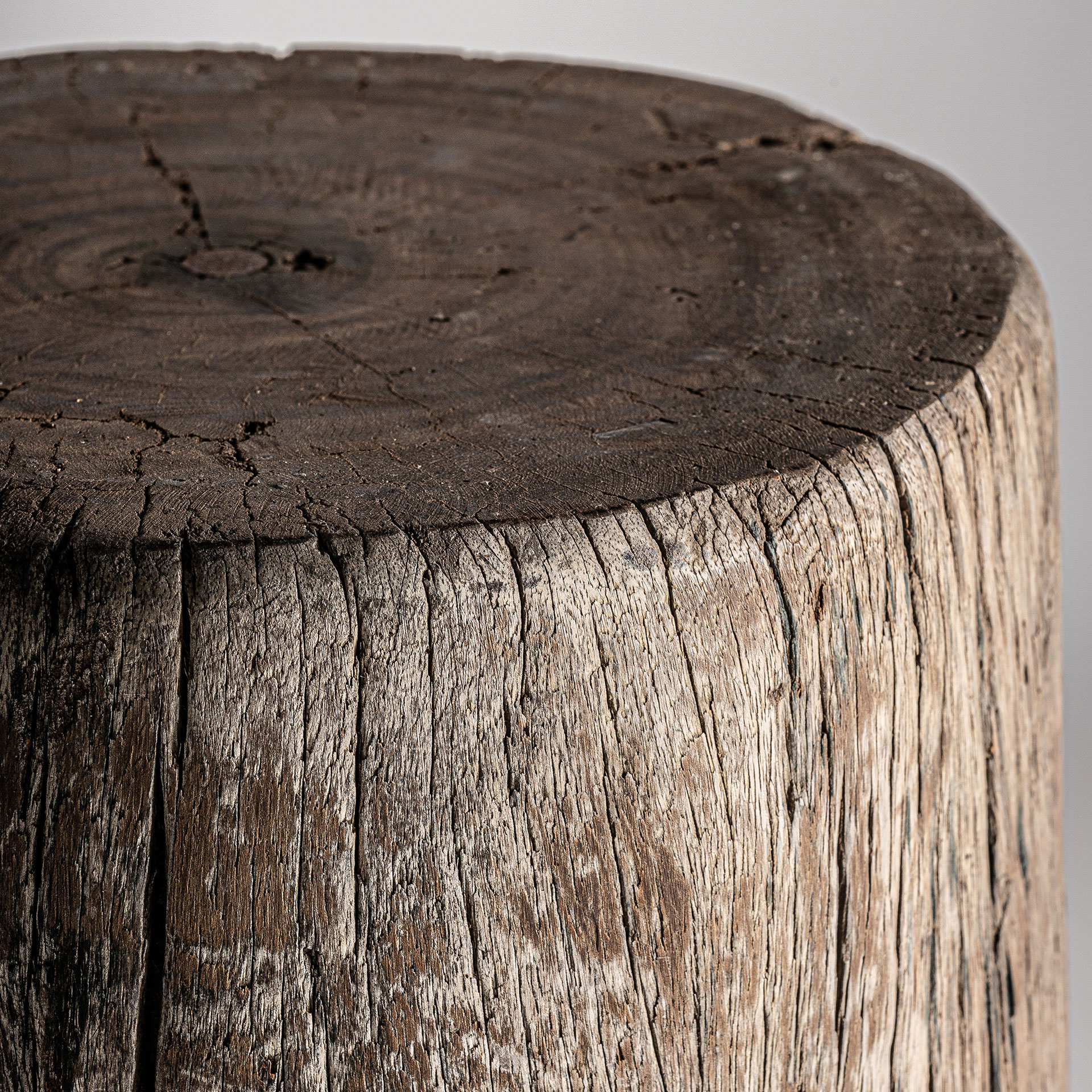 Peana Malung de estilo rústico fabricado en madera tropical en color marrón.