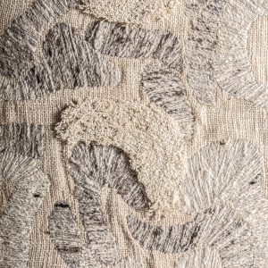 Cuadro Bram de estilo contemporáneo fabricado en madera de mango en color tonos claros con acabado artesanal combinado con algodón en color beige y madera de pino en color marrón claro.