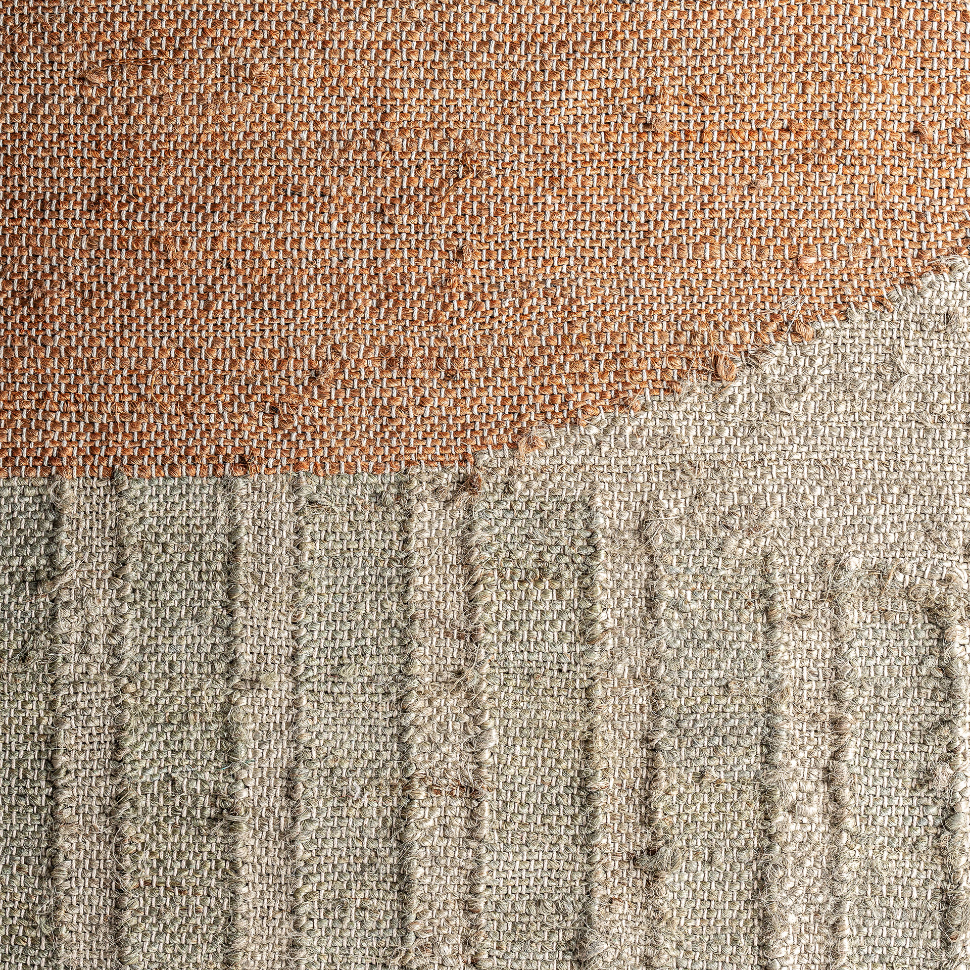 Cuadro brahma de estilo boho fabricado en madera de mango en color tonos en marrón con acabado artesanal combinado con algodón y cáñamo.