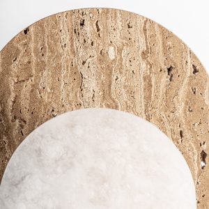 Lámpara de sobremesa de estilo art deco fabricado en alabastro en color beige combinado con mármol en color blanco roto y hierro en color negro. Producto desmontable.