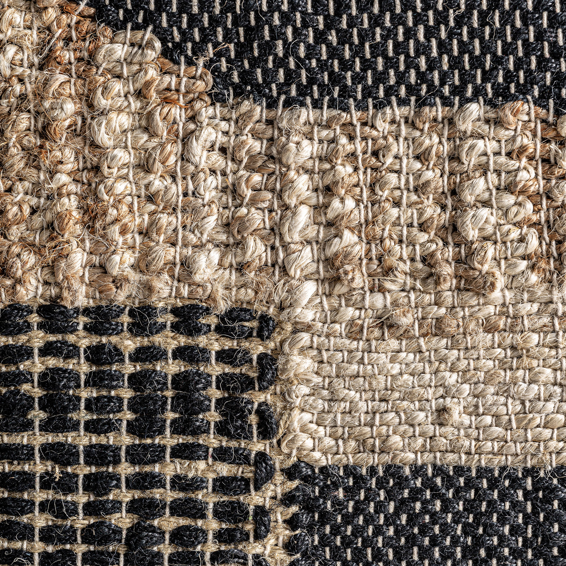 Cuadro Celso de estilo contemporáneo fabricado en madera de mango en color negro con acabado artesanal combinado con yute en color marrón y algodón en color tonos neutros.