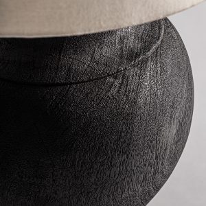 Lámpara de sobremesa de estilo colonial fabricado en madera de mango en color negra combinado con algodón en color blanco y hierro en color oro con acabado viejo. Producto desmontable.